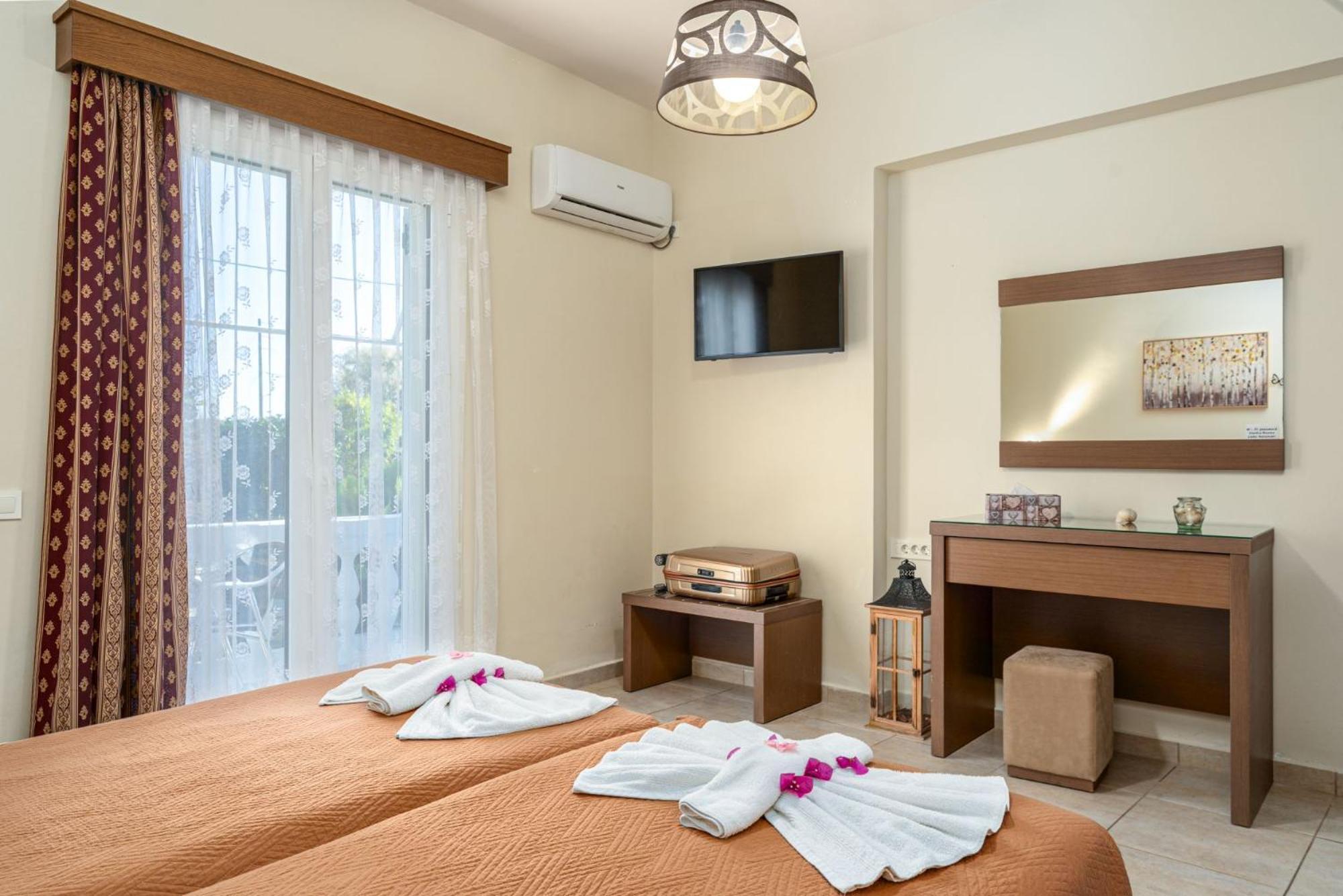 Stathis Beachfront Luxury Rooms Kalamáki Kültér fotó